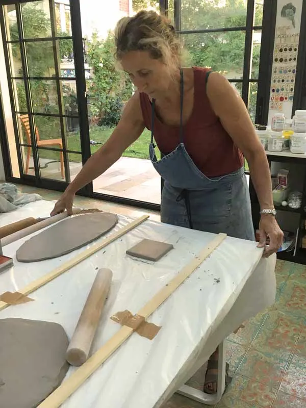 Laurence fabriquant une pièce en céramique dans son atelier