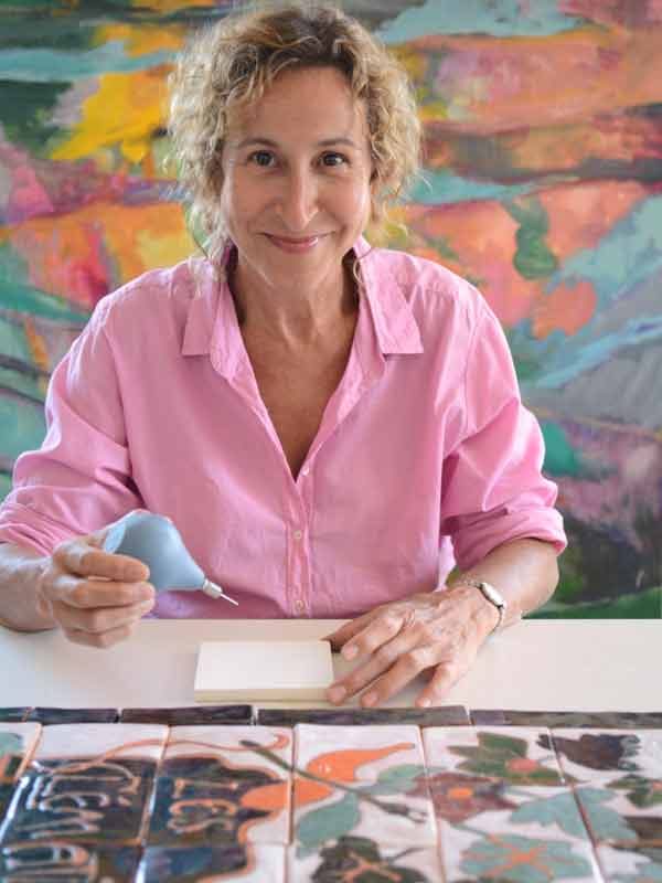Laurence Brecher, céramiste, dans son atelier du Vésinet