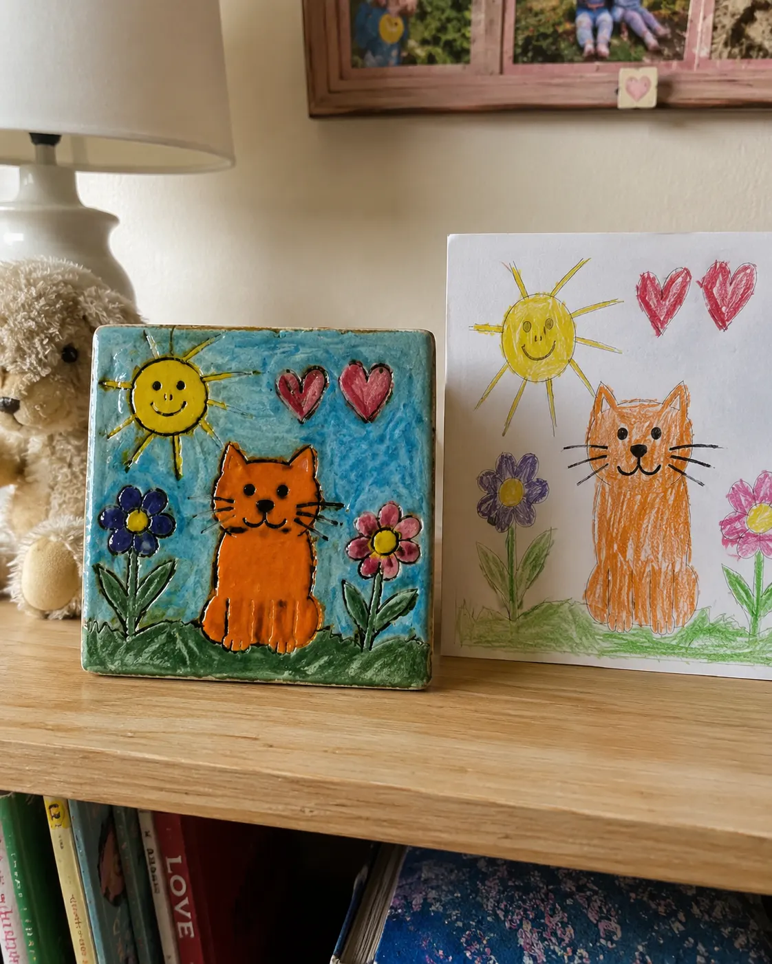 Dessin d'enfant d'un chat orange reproduit en céramique émaillée
