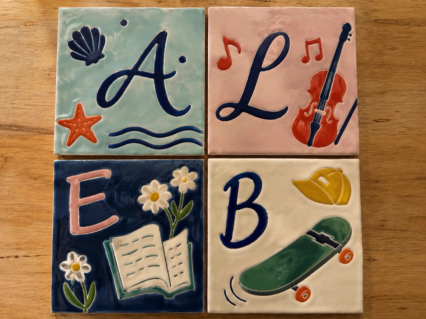 Quatre dessous de verre avec initiales A, L, E, B