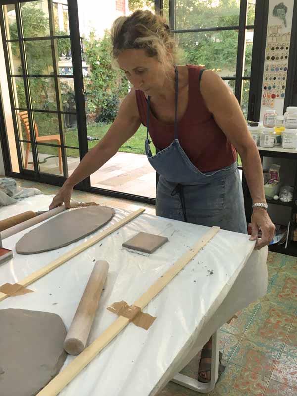 Façonnage de la terre dans l'atelier