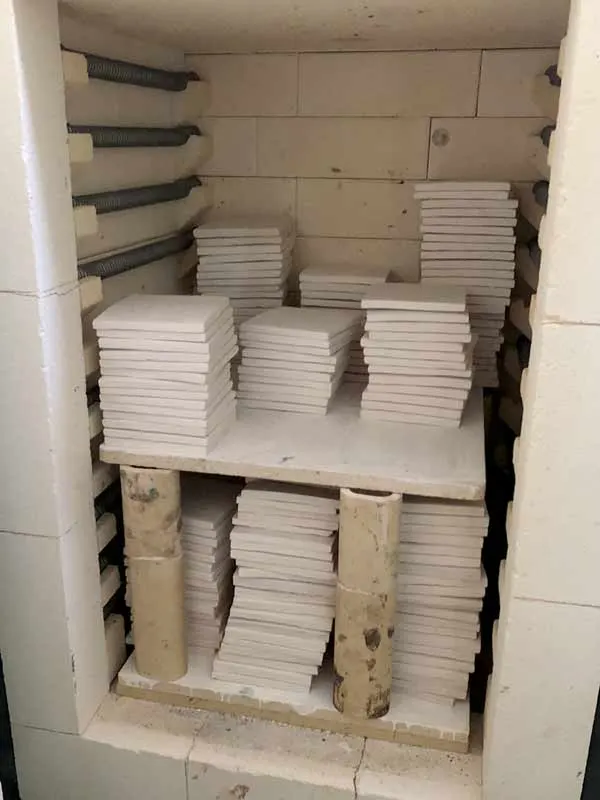 Carreaux en cours de première cuisson dans le four